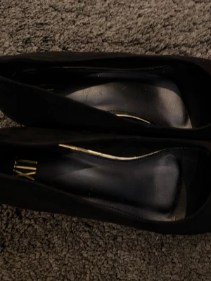Svarta pumps i mocka - Säljer ett par klassiska svarta pumps i mocka med rund tå och låg klack. Använd en gång, storlek 39. Säljer för 200kr