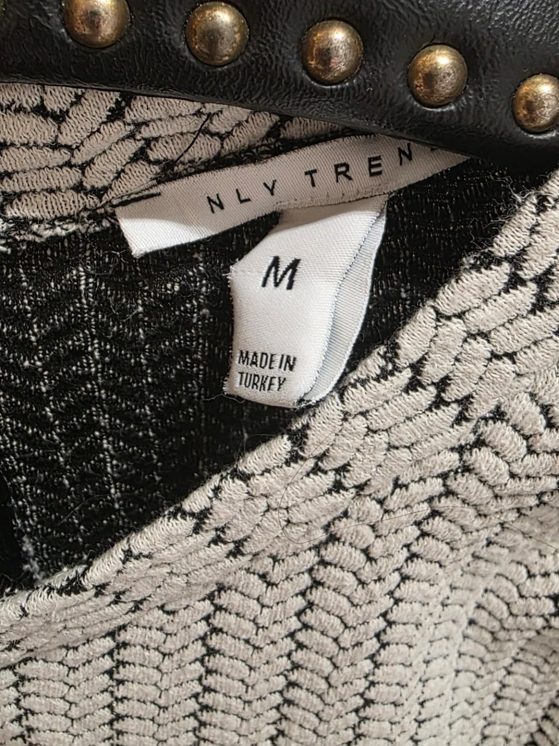 Vit och svart stickad klänning NLY Trend - 2