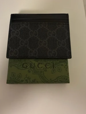 Svart plånbok med svarta G - Säljer en helt ny plånbok man får med låda på köpet 