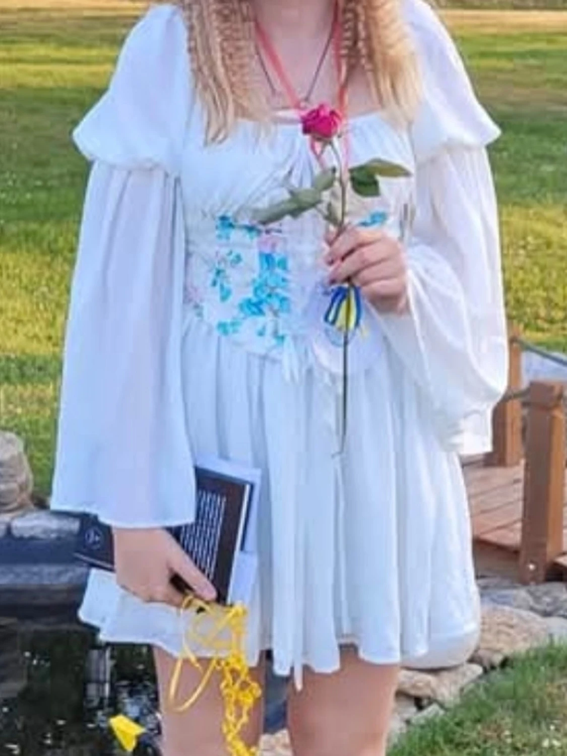 Vit kortklänning med blommigt liv