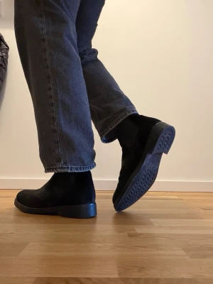 Svarta chelsea boots från Gant - Säljer ett par svarta chelsea boots från Gant i mocka. Använda ett par gånger. Storlek 40. 