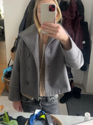 Kappa från Gina tricot (Young) strl: 134/140 - Grå kappa från Gina med krage.
