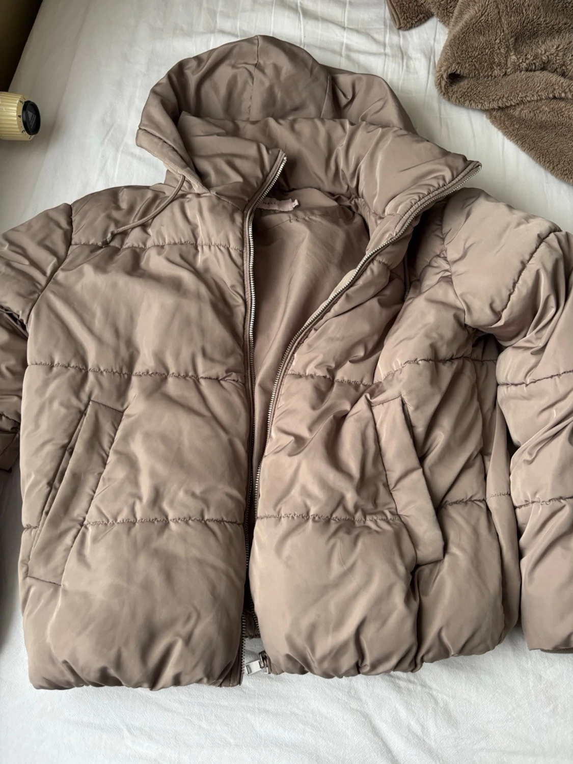 Beige pufferjacka med huva