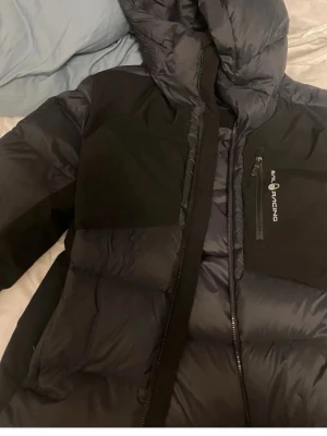 Sail racing SR down jacket  - Helt ny, inget fel använt 2 gånger. Väldigt varm jacka perfekt till snö vädret nu. Nyaste modellen 