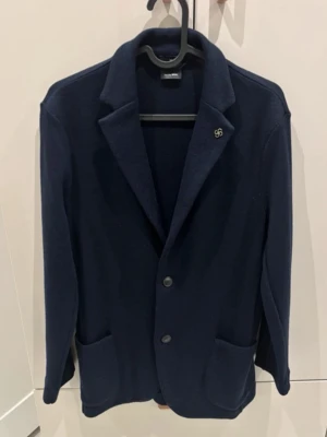 Gran Sasso Kavaj - Tja! Säljer denna stickade Gran Sasso kavajen i nyskick! Ca 6000kr ( går knappt att få tag i ) Storlek S /46/48