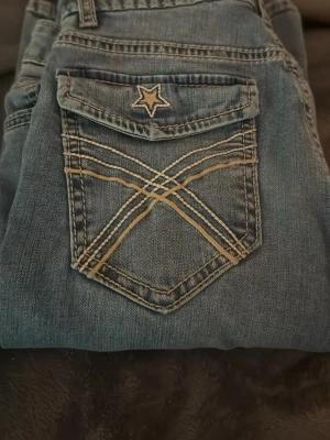 Blåa jeans  - Säljer dessa super fina jeans som jag använt några gånger men inte kommer till användning nu, de finns liten defekt längst ner men inget man tänker på.