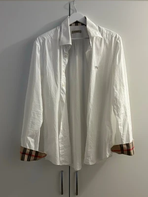 Burberry skjorta - Hej, säljer nu min snygga och eftertraktade skjorta från märket Burberry i fint sick. Skjortan är i storlek L men passar mer som M. Skriv vid funderingar!