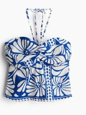 Blåvit blommig halterneck topp - Säljer en superfin blåvit topp med stora blommor och knyt i nacken. Har använd bara en gång och den är för liten för mig 💙💙