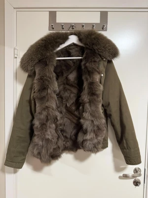 Superfin grön pälsjacka från Meotine - Grön jacka från Meotine med fluffig äkta päls på insidan och kragen. Det står storlek L/XL men passar snarare S-L jag har vanligtvis S/M o den passar mig bra💘Buda gärna🩷