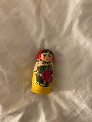Ryska dockor - Bilderna visar ryska matryoshka-dockor i trä med färgglada blommönster.