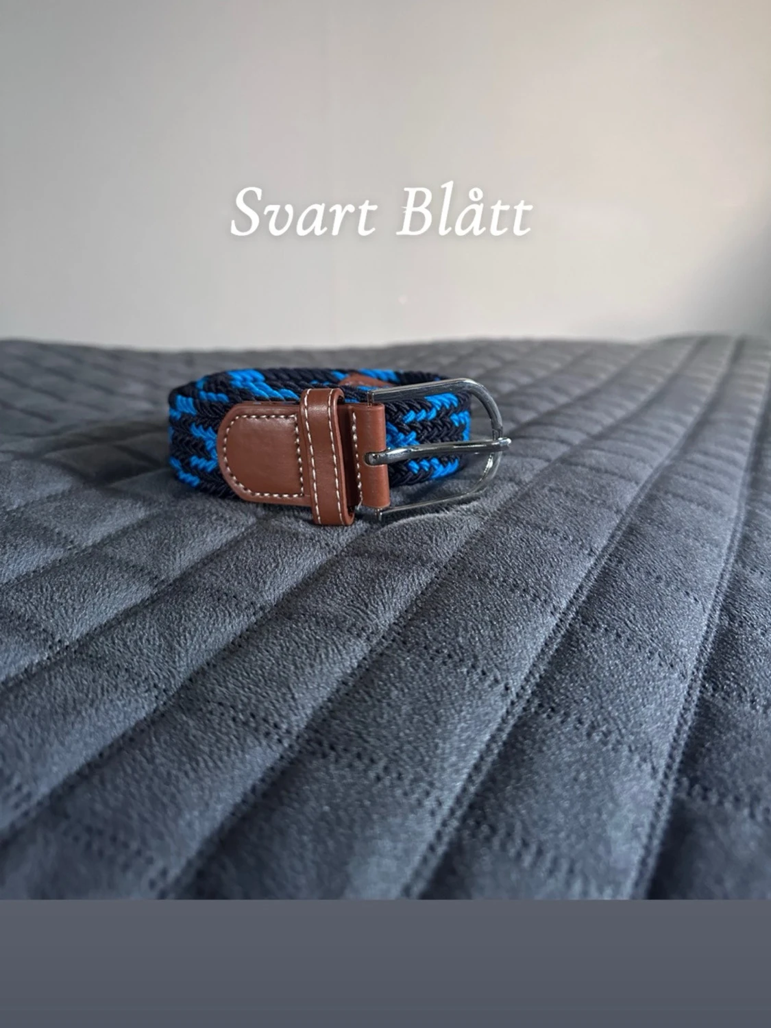 Svart blått flätat bälte