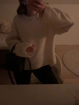 Vit stickad Ginatricot  - Super fin basic vit stickad🤍bra skick , defekt är endast att den är lite urtvättad och använd men den är ändå jätte fin ändå