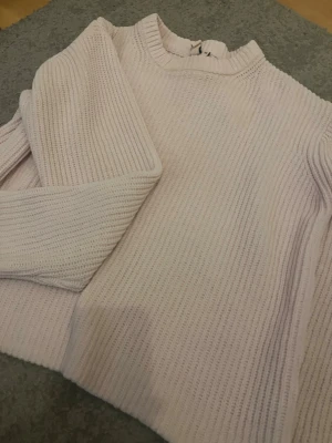  stickad tröja från Nelly - Säljer en ljusrosa stickad tröja från Nelly i storlek XS. Tröjan har ribbad struktur, rund hals och långa ärmar. Perfekt för att hålla sig varm under kyliga dagar och har en mjuk känsla mot huden.