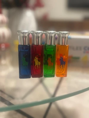 Ralph Lauren Big Pony Parfymset - Upptäck ett set med fyra färgstarka miniparfymer från Ralph Lauren, märkta med siffrorna 1 till 4. Perfekt för dig som vill variera din stil och ha med dig doft på språng. Ikonisk design med Polo-loggan på varje flaska.