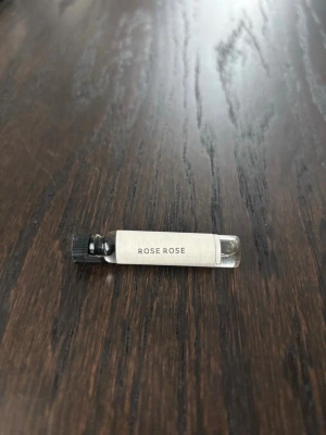 Essnce parfym  - Essnce parfym ”Rose rose” 2ml, endast doftat på. Nypris 45kr.☺️