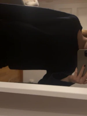 Mörkblå stickad tröja från ASOS - Säljer en mörkblå stickad tröja från ASOS DESIGN. Inte använd, prislapp sitter kvar!