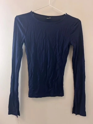 Marinblå långärmad topp Gina Tricot -  marinblå långärmad topp från Gina Tricot i storlek XXS ❤️