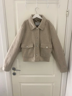 jättefin beige kappa - jag säljer en super fin beige kappa ifrån stradivarius i storlek M. Har knappast används och är i mycket gott skick. Det är en kappa som passar till våren då den inte är för varm och inte för kall. 