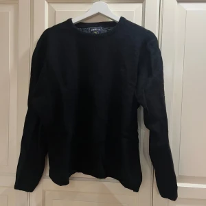Svart ulltröja från Bondelid - Svart ulltröja från Bondelid i 80% lammull och 20% polyamid.