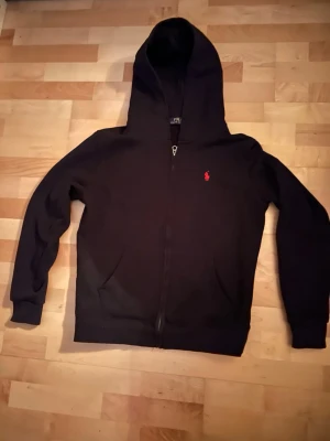 Svart Ralph lauren zip-up (Storlek M) - Ralph lauren zip up som blivit använd 1 gång eftersom att storleken var för stor för mig. Därför säljs den