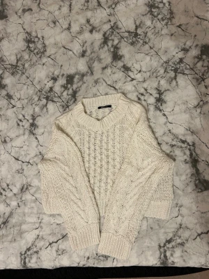 Vit stickad tröja från Gina Tricot - Jättefin vit stickad tröja från Gina Tricot i storlek S 🤍