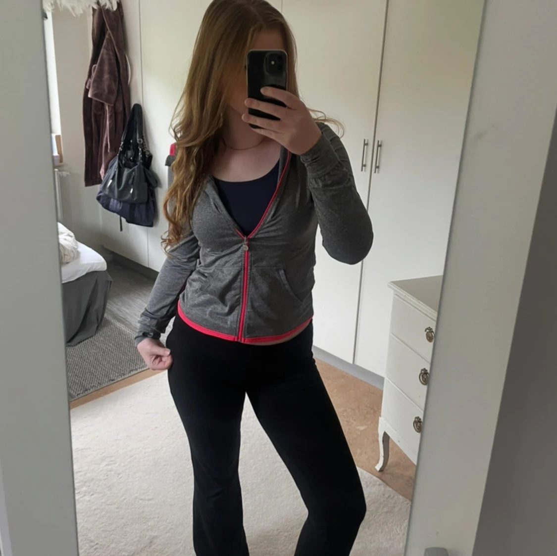 Grå träningströja med luva