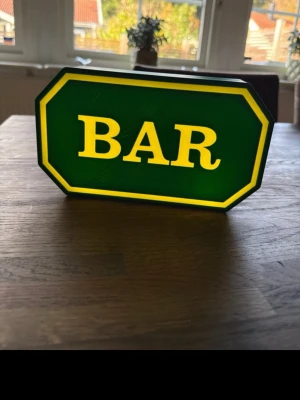 Bar lampa - Bar ljusskylt/lampa Varför inte ha en själv eller ge bort i present. USB anslutning 