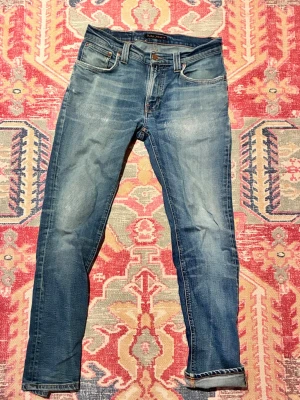 Nudie Jeans - Säljer nu de här feta nudie jeansen som har riktigt snygga slitningar och lagningar!! Jeansen är i slim fit/ straight fit. Hör av er vid minsta fundering eller fråga😁👍