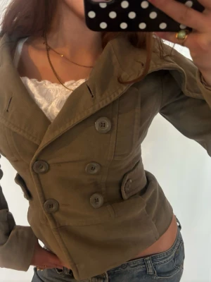 Khaki kappa - Såå snygg figursydd khaki färgad kappa! Jag är 168 och det är mina bilder, köp via köp nu direkt eller Swish, kvar tills markerad som såld 💖 