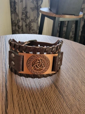 Armband vintage nordisk viking triangellogotyp - Armband vintage nordisk viking triangellogotyp. Konstläder. 27,5 cm långt.