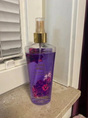 Victoria's Secret Love Spell Body Mist 250ml - Love Spell från Victoria's Secret är en fräsch body mist med inslag av cherry blossom och peach. Perfekt för dig som vill ha en lätt och ungdomlig doft. Volym: 250 ml.