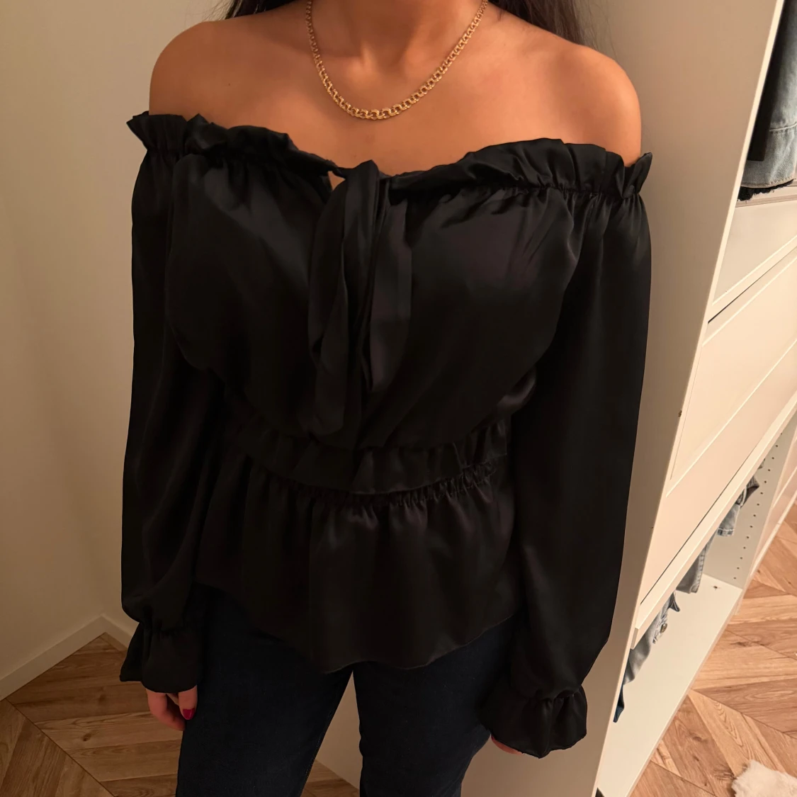 Svart offshoulder blus med knyt - 1