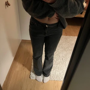Svarta bootcut jeans från Monki - Säljer ett par svarta jeans från Monki med bootcut-snitt och normal passform. Jeansen har knapp och dragkedja framtill och är tillverkade i bomull. 