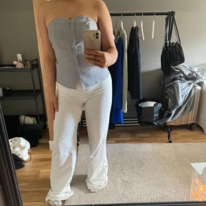 Grå festlig top - Säljer en grå festlig top som är superbekväm och sitter bra! Aldrig använt då den inte är min stil. 