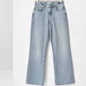 Ljusblåa wide jeans med hög midja - Snygga ljusblå jeans med hög midja och raka, vida ben. Klassisk femficksmodell med dragkedja och knapp framtill. Perfekta för en avslappnad och trendig look. Kunde inte ta bild med dom på mig då dom är för små för mig.