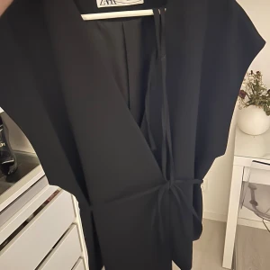 Omlotttopp - Säljer denna kostym topp som är med snörning i omlott från Zara, storlek xl men passar m/l