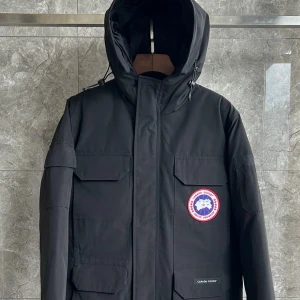 Svart dunjacka Canada Goose Expedition - Canada Goose Explorer – Helt ny! Säljer min Canada Goose Explorer, aldrig använd och prislapparna sitter fortfarande kvar. Jacka med högsta kvalitet och perfekt för vintern.