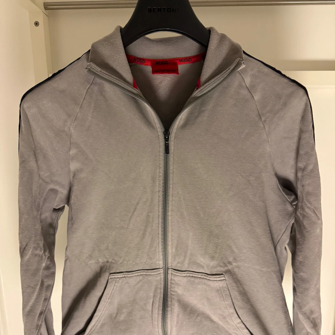 Grå full zip från Hugo