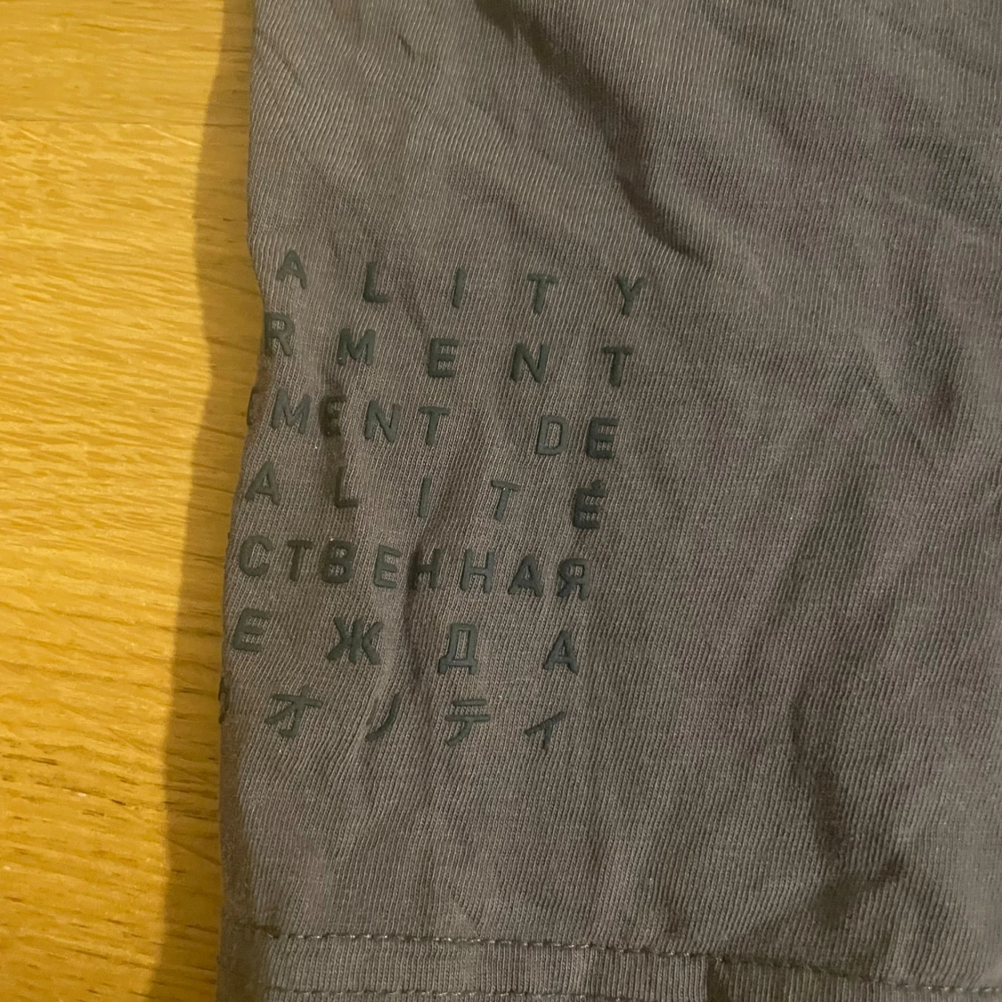 Brun t-shirt med tryck i flera språk - 2