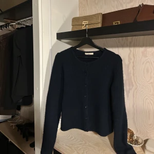 Mörkblå kofta från Gina - Säljer en mörkblå, mjuk och fluffig kofta från Gina. Perfekt att slänga över en topp till jeans för en chill look🤍