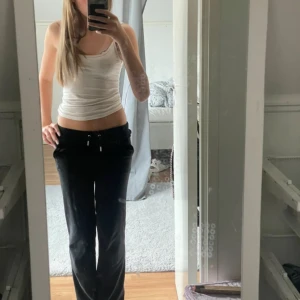 juicy byxor - jätte sköna byxor ifrån juicy couture!!  använda få gånger.❤️❤️❤️hör av er för mått eller fler bilder! köpta för 1300.  är 163 ungefär så ni ser hur de sitter på mig