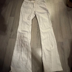 Vita bootcut byxor från Lindex - Snygga vita bootcut-byxor från Lindex i storlek 158. Midwaist!! Använd 1 gång.                                       Skriv för mer bilder och frågor så svarar jag så fort jag kan pris går altid att diskuteras💕💕