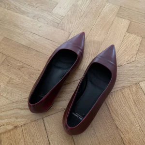 Vinröda ballerina från Vagabond - Snygga vinröda  ballerina från Vagabond med spetsig tå och låg klack. 