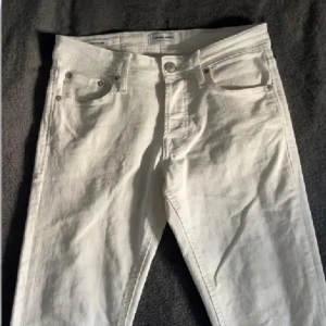 Vita jeans från Jack & Jones - Jack&jones | Strl: W28 L32 | Bra |Nypris: 499kr | Mitt pris: 199kr | hör av dig vid funderingar 🍀