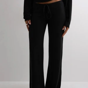 My chill pants från Nelly  - Säljer dessa snygga mjukis från Nelly i storlek Xs, passar perfekt på mig som är 166. Skriv för frågor och egna bilder🩷 bra skick förutom att de är lite noppriga mellan benen 