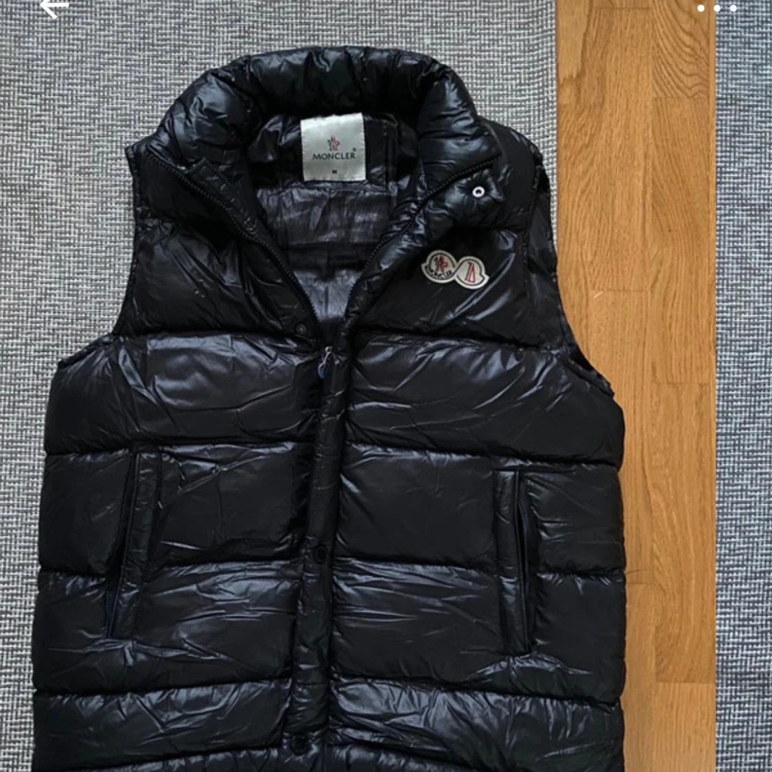 Svart dunväst från Moncler med huva