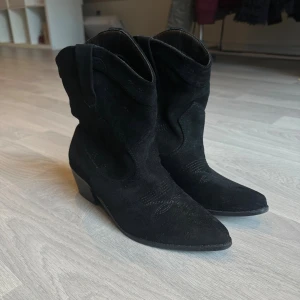 Cowboy boots  - Låga cowboys boots från boohoo använda 1 gång så nästan som nya 