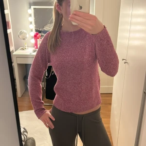 Rosa stickad tröja från Vero Moda - Mysig rosa stickad tröja från Vero Moda. Tröjan är i ett väldig skönt material och är inte allt för tjock💗skriv om du har några andra frågor💗Finns på flera sidor!