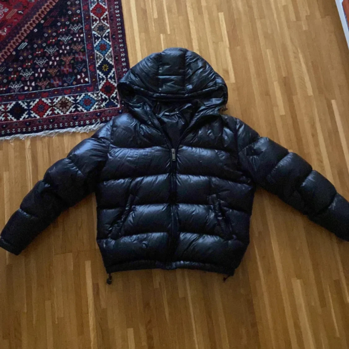 Svart pufferjacka med huva