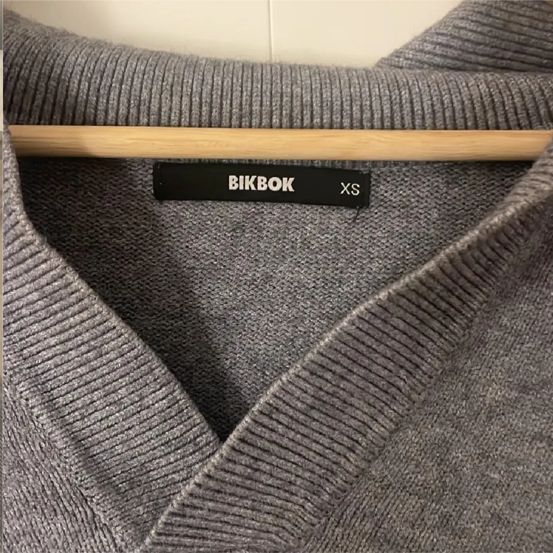 Grå stickad tröja - 2
